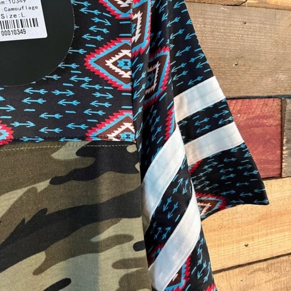 Sunshine & Rodeos Camo And Aztec Print Top Size Large - Picture 5 of 11